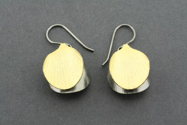 oxidized and gold plated double shell earring