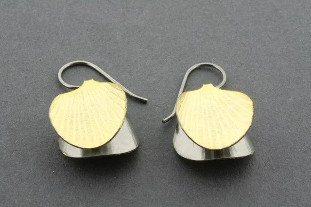 oxidized and gold plated double shell earring