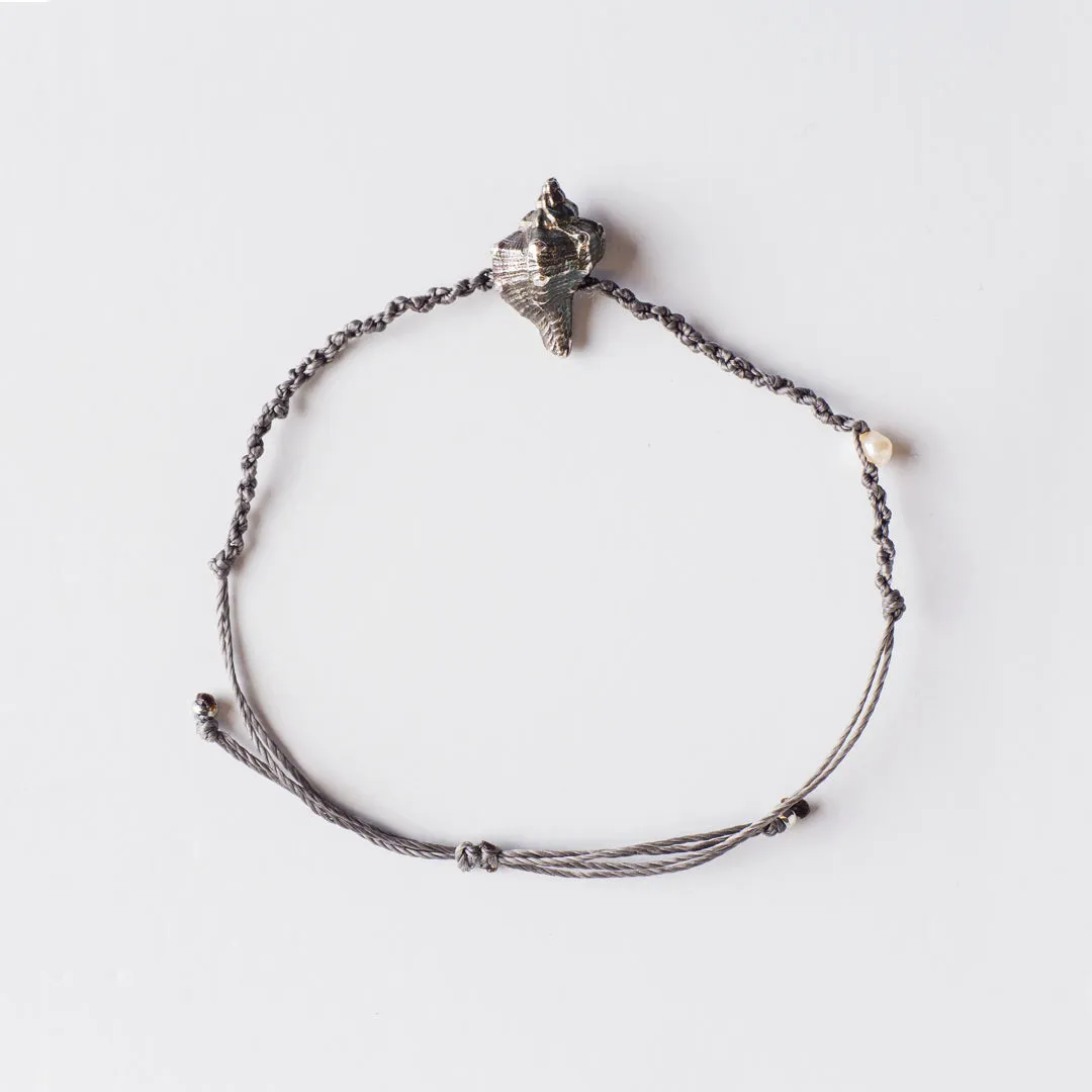 Seashell extravaganza - macrame bracelet - silver 925 - rainbow patina - grey