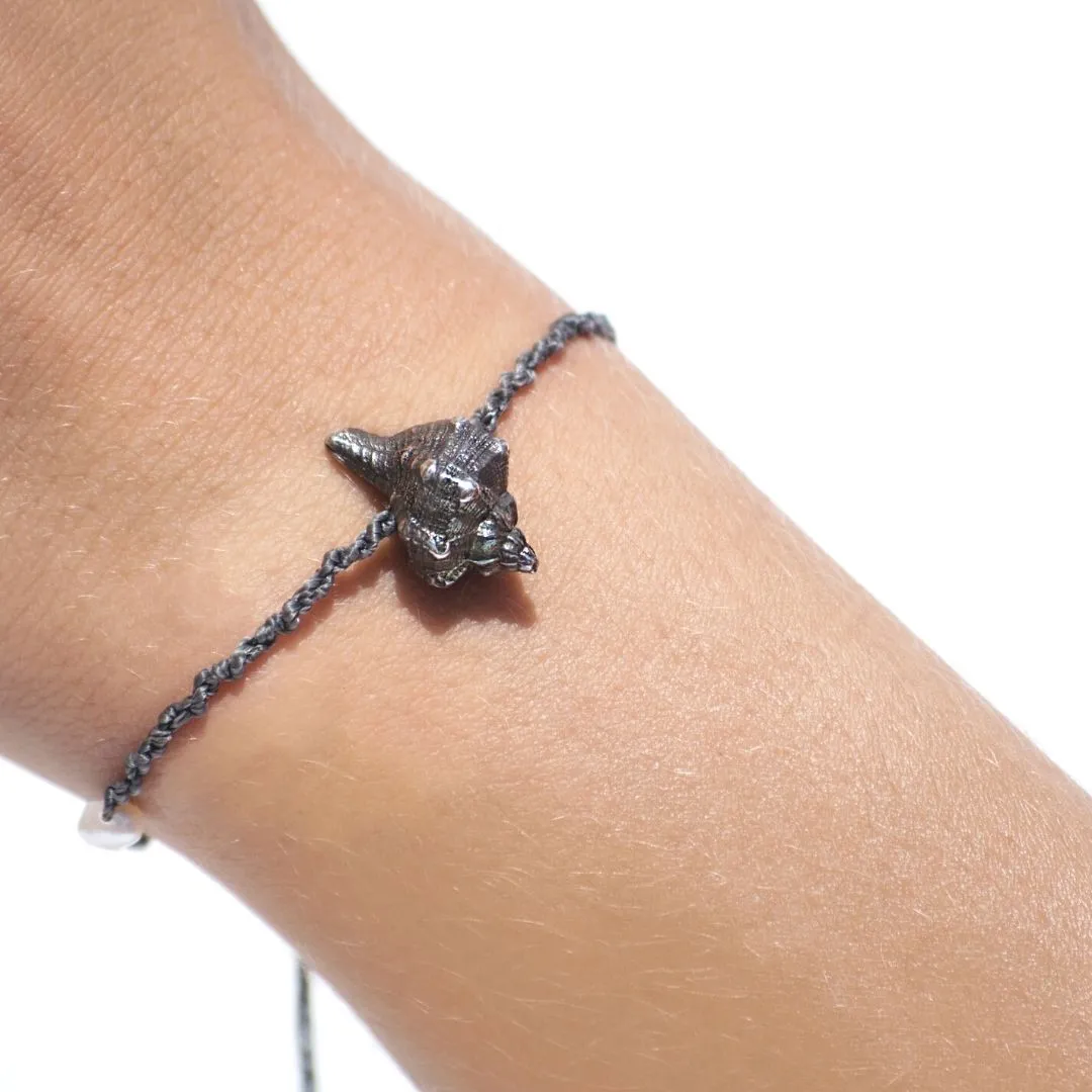 Seashell extravaganza - macrame bracelet - silver 925 - rainbow patina - grey